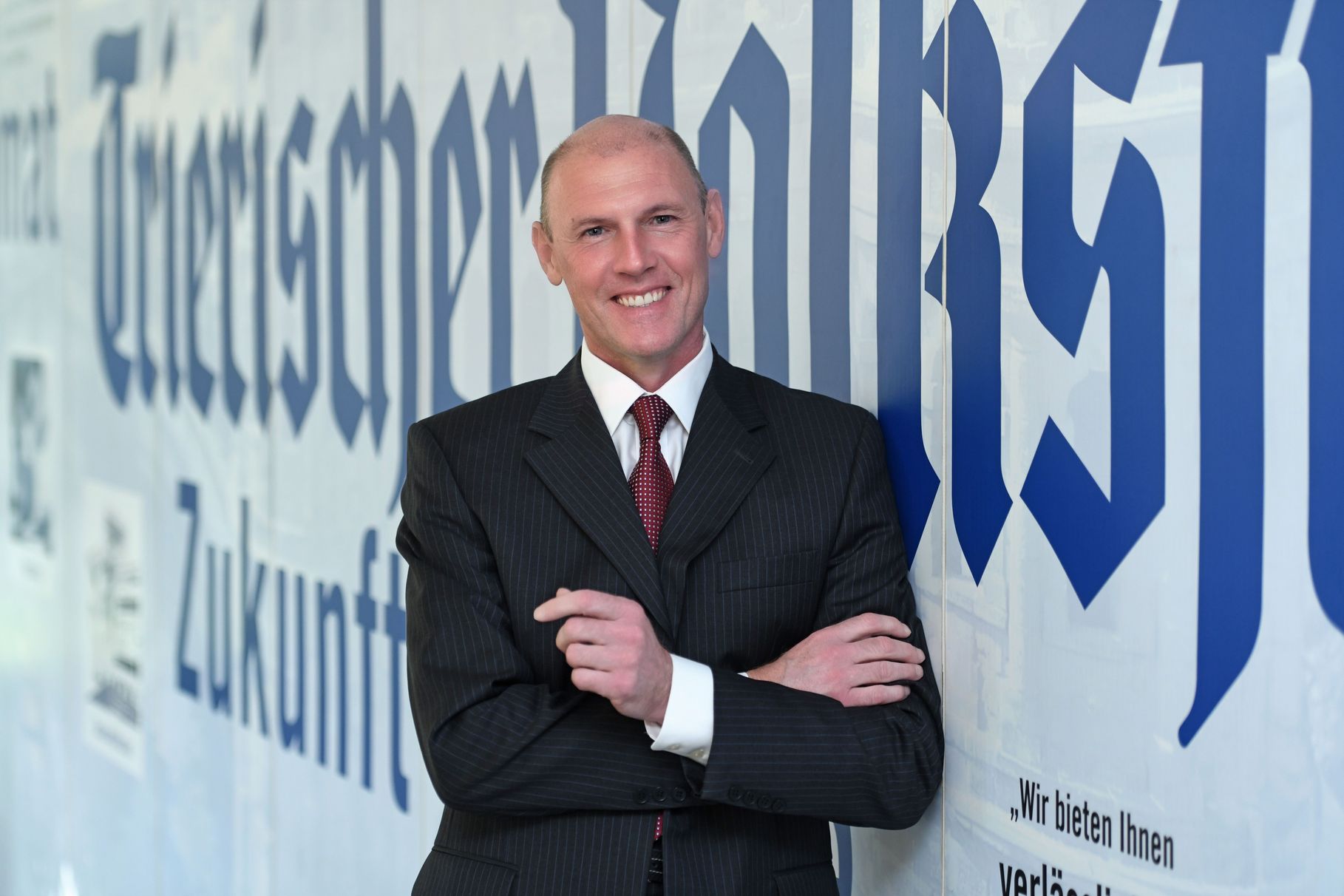 Eine Person in einer modernen Arbeitsumgebung.