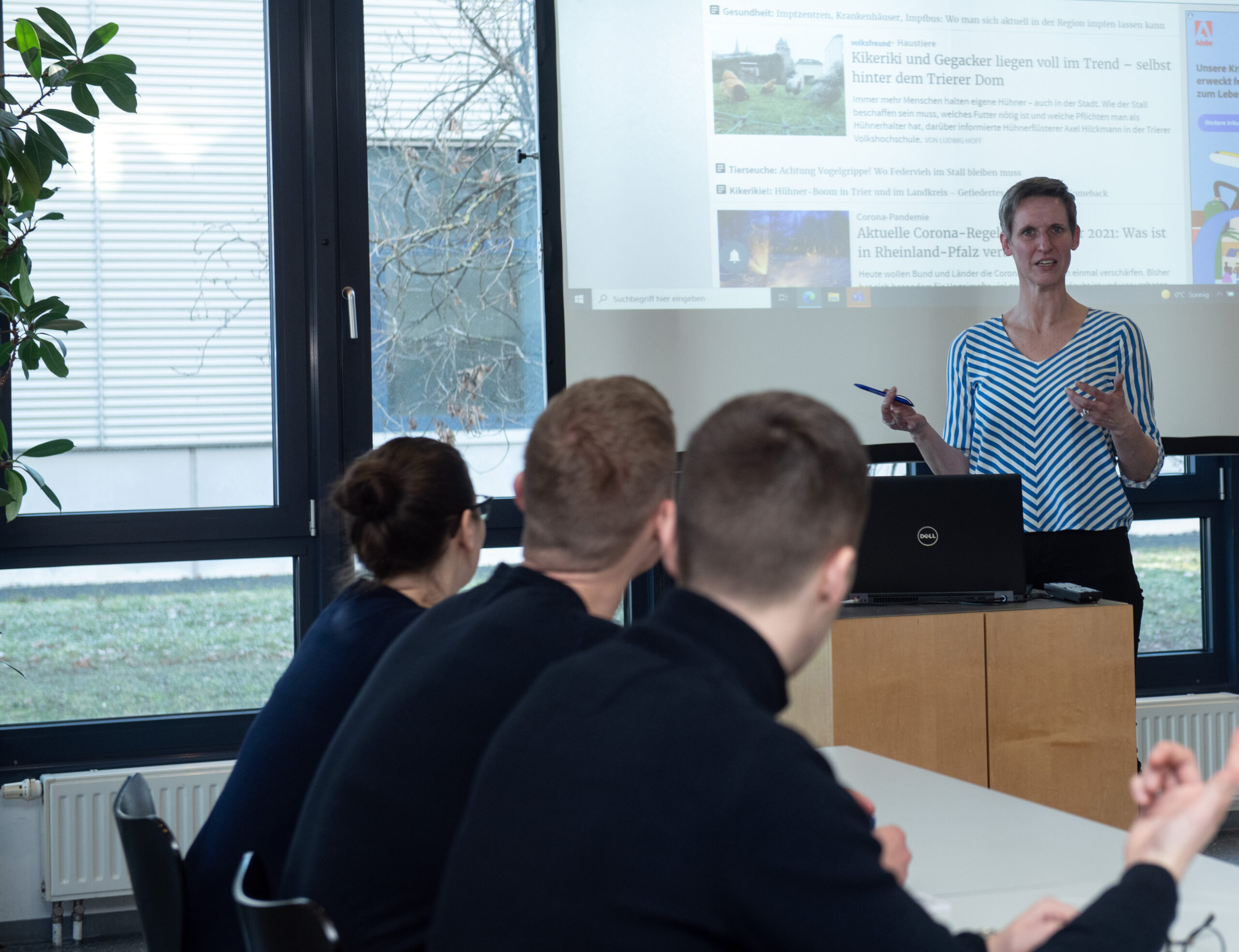 Nahaufnahme einer Person in der Arbeitsumgebung.