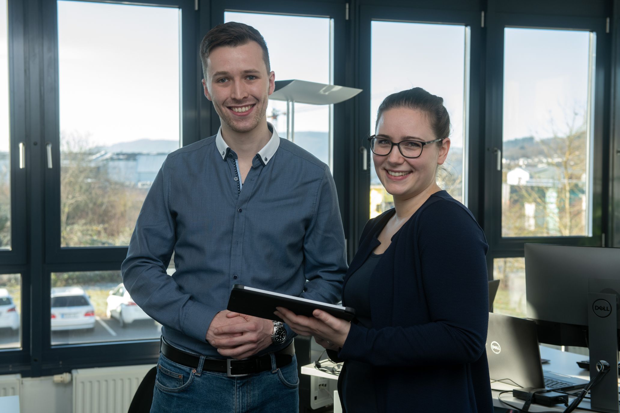 Zwei junge Kollegen in einem modernen Büro.